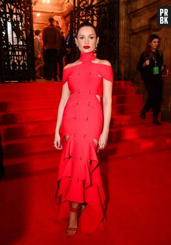 Juliette apareceu deslumbrante em longo vestido vermelho Alexander McQueen