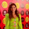 Lucy Alves apostou em vestido verde fluorescente com recortes