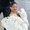 Rihanna é a cantora mais rica da América, a única na frente de Taylor Swift