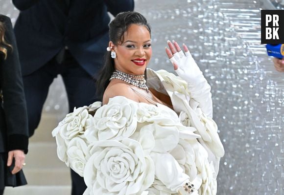 Rihanna é a cantora mais rica da América, a única na frente de Taylor Swift