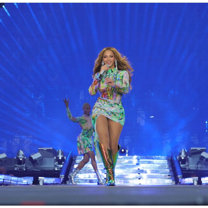 Beyoncé usa vestido holográfico em show da &quot;Renaissance World Tour&quot;