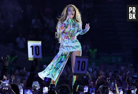 Beyoncé usa vestido holográfico que foi homenageado por Ludmilla