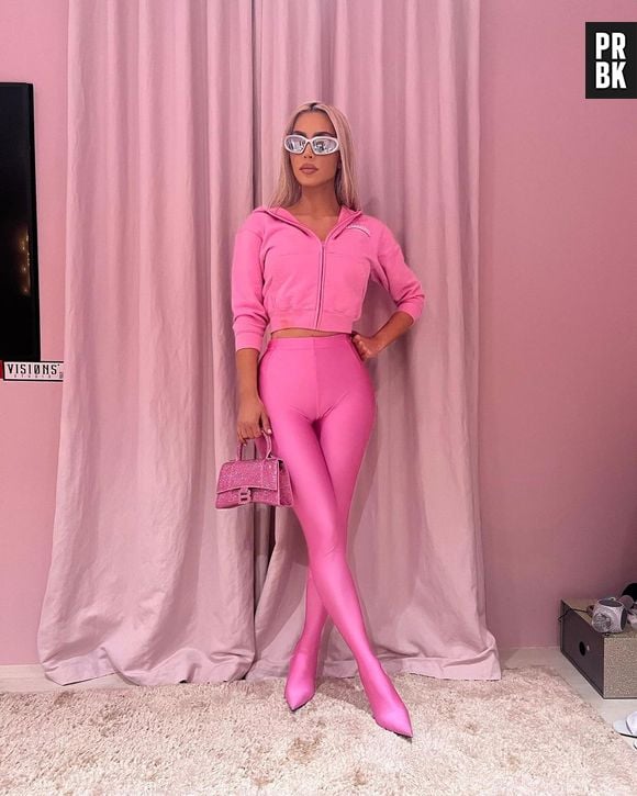 Kim Kardashian usou um casaquinho e calça bem justa: tudo super rosa