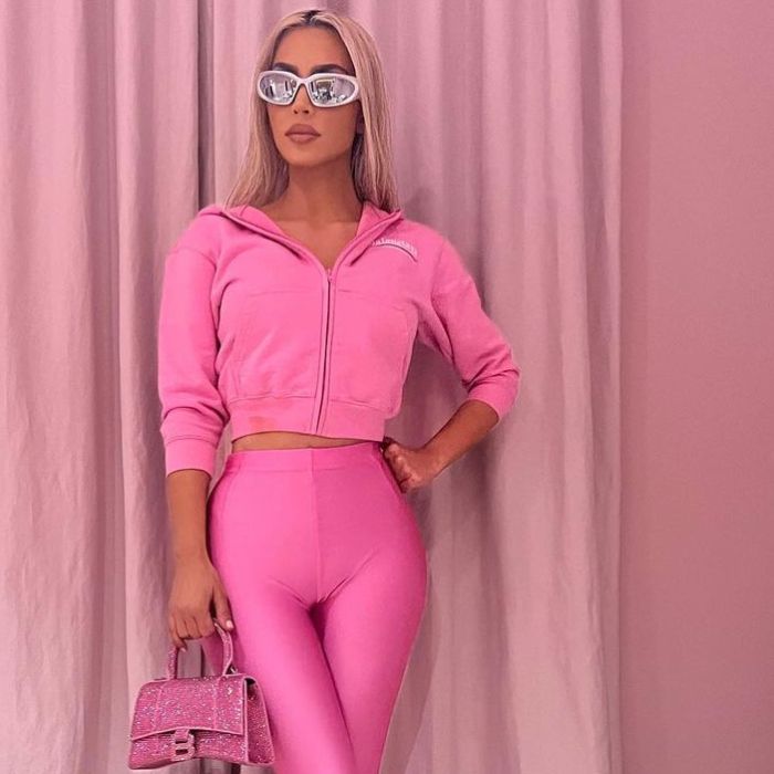 Kim Kardashian usou um casaquinho e calça bem justa: tudo super rosa