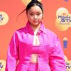 Um casaco rosa como o de Lana Condor é perfeito para usar ao assistir ao filme "Barbie"