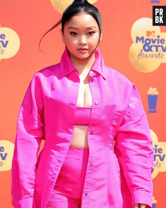 Um casaco rosa como o de Lana Condor é perfeito para usar ao assistir ao filme "Barbie"