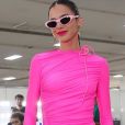 Bruna Marquezine brilhou com vestidinho colado e óculos gatinho rosa