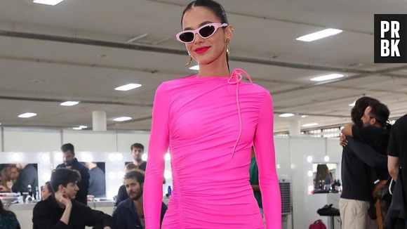 Bruna Marquezine brilhou com vestidinho colado e óculos gatinho rosa