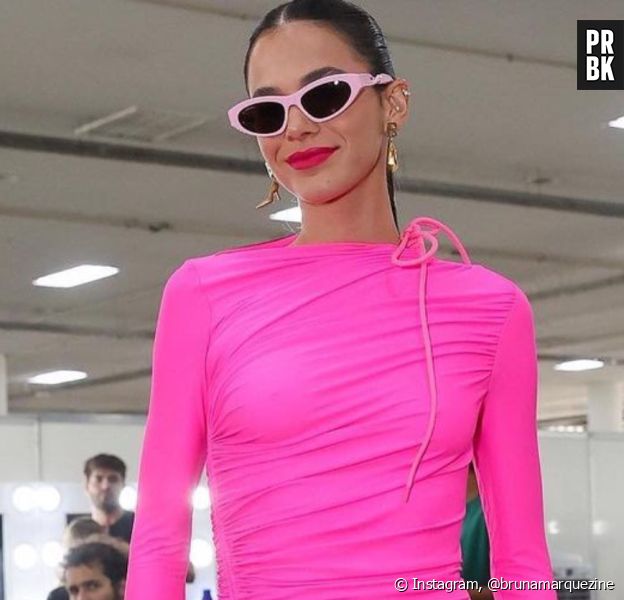 Bruna Marquezine brilhou com vestidinho colado e óculos gatinho rosa