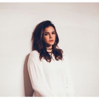 Bruna Marquezine posta foto sexy e usa legenda sugestiva no Instagram