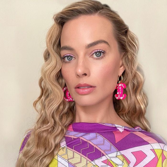 Maquiagem de Margot Robbie usa sombras rosas mais clarinhas