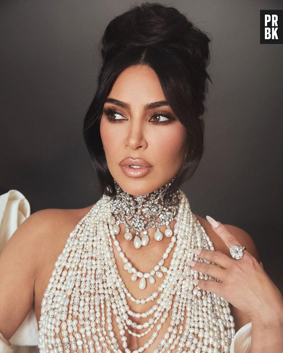 Kim Kardashian adora um batom marrom