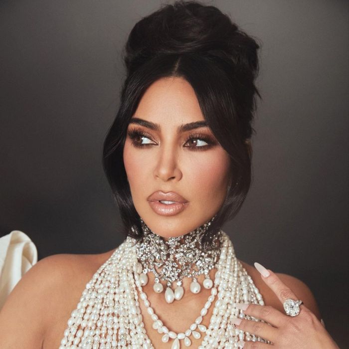 Kim Kardashian adora um batom marrom