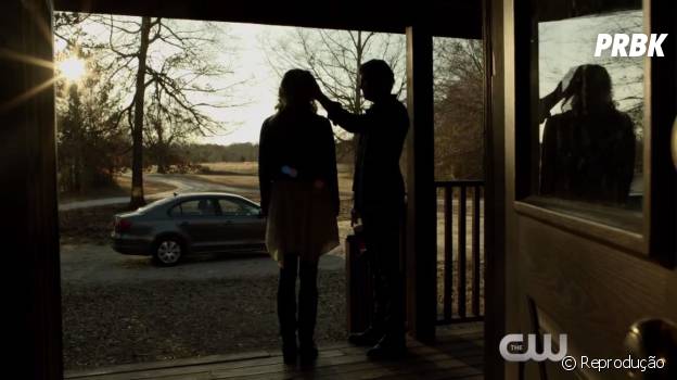 Stefan (Paul Wesley) e Caroline (Candice Accola) se beijaram em um cenário lindo em "The Vampire Diaries"