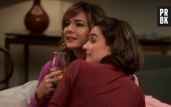 Apesar dos problemas, Clara e Helena vão ficar juntas no fim de "Vai na Fé"