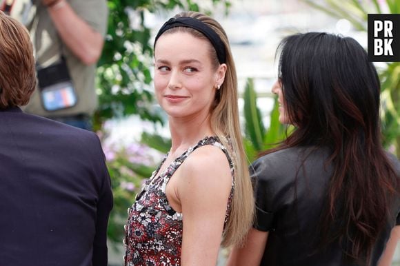 Brie Larson adora a moda anos 90/2000 e é claro que usa a faixa de cabelo