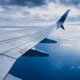 A fita adesiva em avião costuma ser colocada na asa ou onde tiver algum dano não muito grave