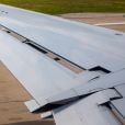 Fita adesiva colocada nos aviões deixa passageiros intrigados