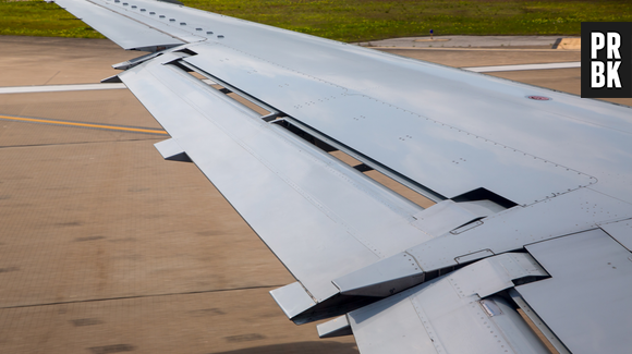 Fita adesiva colocada nos aviões deixa passageiros intrigados