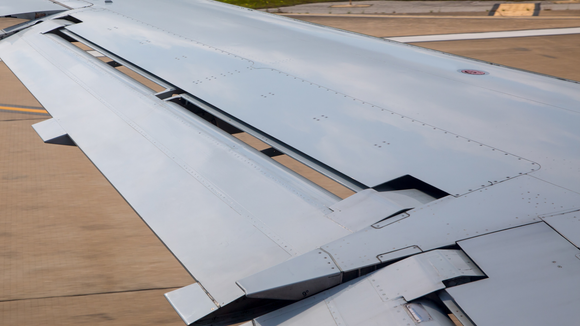 Existem companhias aéreas consertando seus aviões com fita adesiva. E elas têm uma boa razão para isso