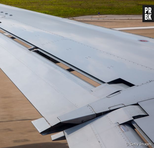 Fita adesiva colocada nos aviões deixa passageiros intrigados