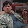 Walden (Ashton Kutcher) questiona se a polícia pegou Charlie em "Two and a Half Men"