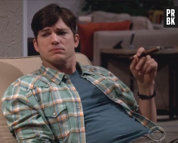 Walden (Ashton Kutcher) questiona se a polícia pegou Charlie em "Two and a Half Men"