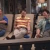 Em "Two and a Half Men", Berta (Conchata Ferrell), Alan (Jon Cryer) e Walden (Ashton Kutcher) fumam charutos no deck da casa em Malibu