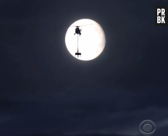 Um helicóptero carregando um piano se aproxima do deck onde estão os três protagonistas de "Two and a Half Men"