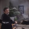 Em "Two and a Half Men", depois de ver Charlie sendo esmagado por um piano, Chuck Lorre diz que venceu do rival...