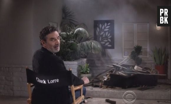 Em "Two and a Half Men", depois de ver Charlie sendo esmagado por um piano, Chuck Lorre diz que venceu do rival...