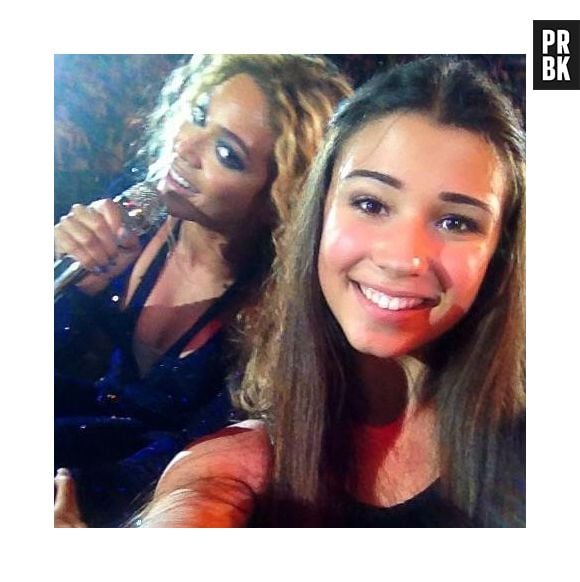 Ela pensou que estava sozinha em sua Selfie, mas teve a companhia de Beyoncé