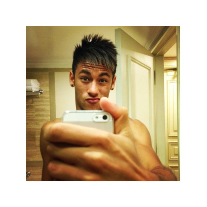 Neymar é um dos famosos que adora fazer selfie no Instagram
