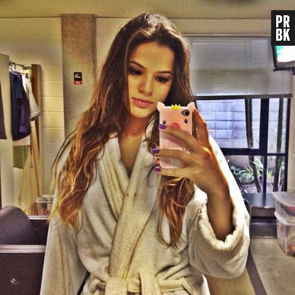 Como qualquer adolescente, Bruna Marquezine também sempre posta fotos selfie nas redes sociais