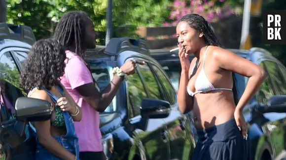 Sasha Obama foi flagrada fumando