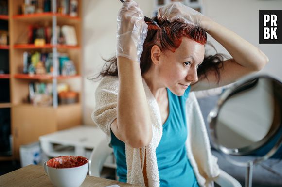 Descubra como eliminar manchas de tinta de cabelo da pele utilizando apenas um item que você tem em casa