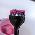 Dicas infalíveis: Como remover manchas de tinta de cabelo da pele com um item que você já tem em casa