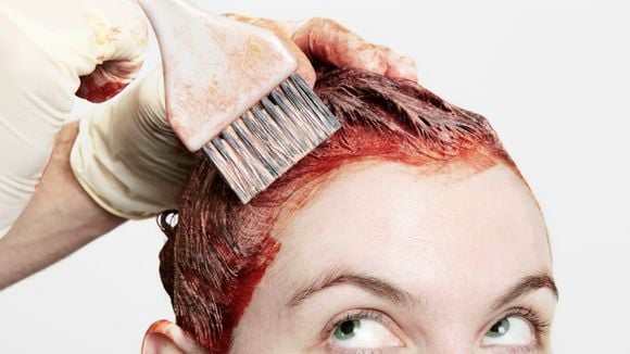 Como remover manchas de tinta de cabelo da pele facilmente com um item doméstico