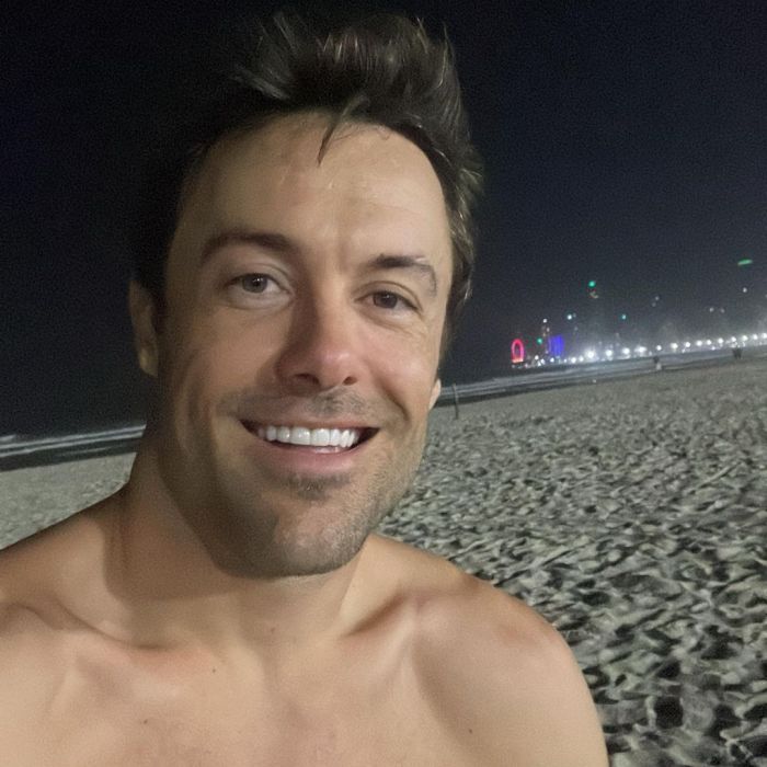 Kayky Brito é afastado por Bruno de Luca ao tentar beijar mulher