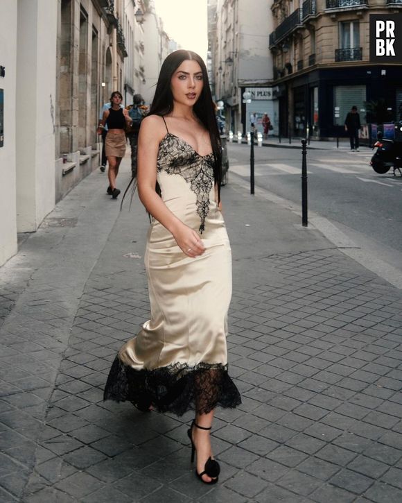 Slip dress de Jade Picon fez sucesso na Paris Fashion Week