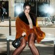 Jade Picon aderiu à moda do casacão com shortinho para curtir Paris