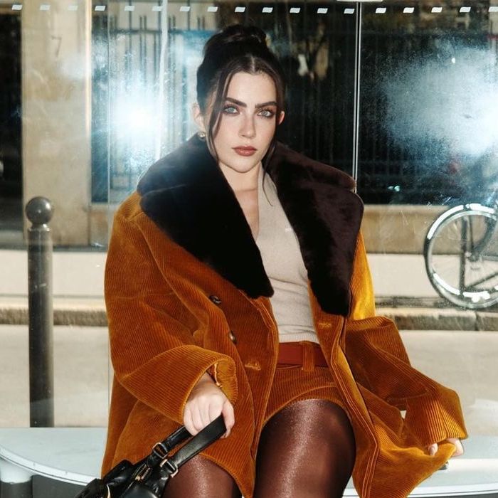 Jade Picon aderiu à moda do casacão com shortinho para curtir Paris