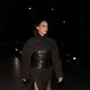 Kendall Jenner é a prova de que duas fendas no mesmo look funciona sim!