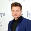 Jeremy Renner teve mais de 30 ossos quebrados e sofreu graves lesões após ser atropelado por um veículo usado para limpar neve em janeiro de 2023.