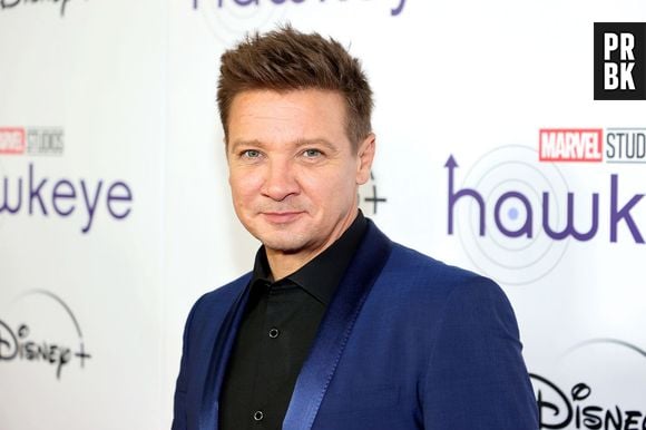 Jeremy Renner teve mais de 30 ossos quebrados e sofreu graves lesões após ser atropelado por um veículo usado para limpar neve em janeiro de 2023.