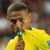 Foi ao vivo! Richarlison abaixa a calça, mostra bumbum em jogo do Brasil e surpreende telespectadores