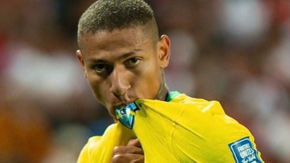 Foi ao vivo! Richarlison abaixa a calça, mostra bumbum em jogo do Brasil e surpreende telespectadores