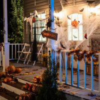 Macabro! Morto e seminu, homem é confundido com decoração de Halloween e ignorado por jardineiro