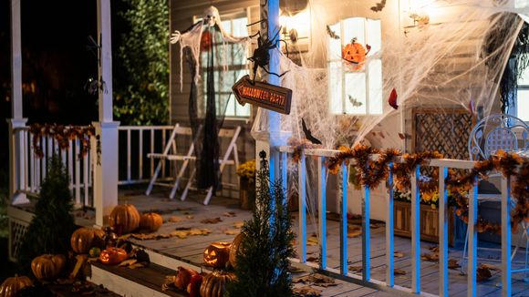 Macabro! Morto e seminu, homem é confundido com decoração de Halloween e ignorado por jardineiro