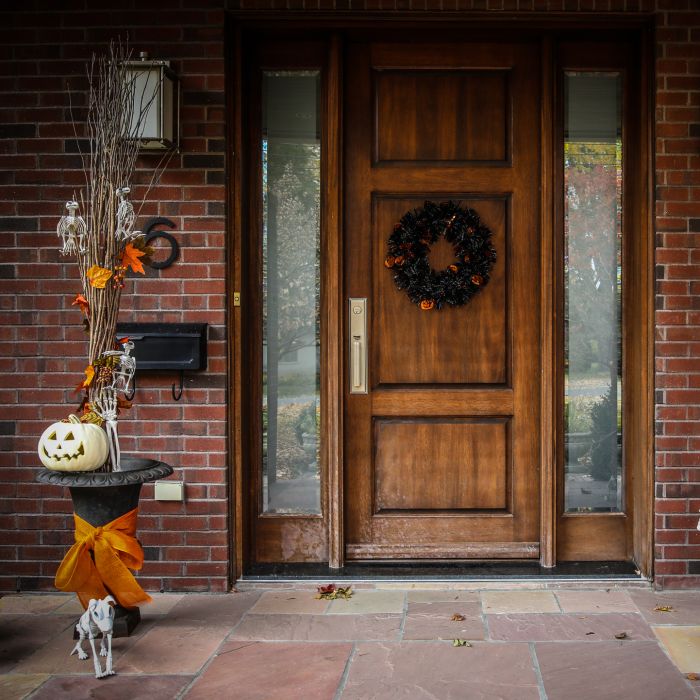 Corpo morto foi confundido com decoração de Halloween e ignorado por jardineiro que o encontrou